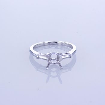 0.31CT 18KT WHITE GOLD DIAMOND ENGAGEMENT SETTING WITH TAPERED BAGUETTES ON EACH SIDE 011699
