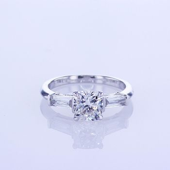 18KT WHITE GOLD ENGAGEMENT RING SETTING W/ CUSHION CUT DIAMOND (No center stone included)